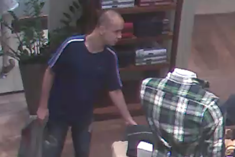 Po tomto mužovi pátra polícia, poznáte ho?
