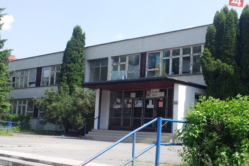 Okná na Bakosske sa nevymieňajú, primátor s prednostom sa zaťali