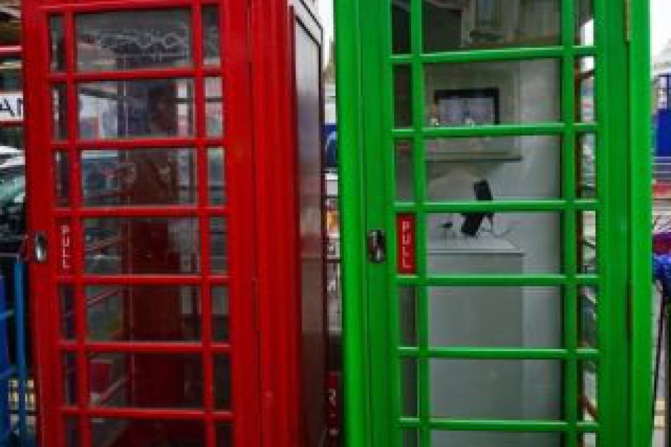 Čerství absolventi premenili telefónne búdky – nabijú mobilné telefóny