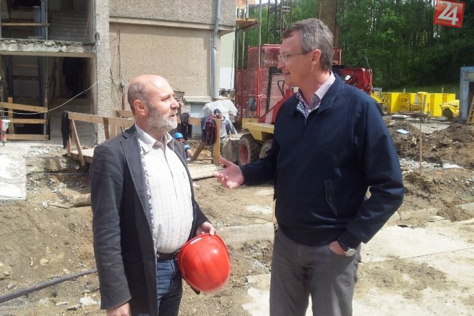 Diera pri mestskom úrade straší naďalej