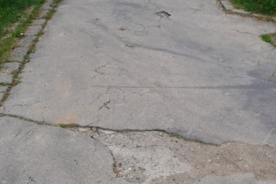 Rozpadávajúci sa chodník uprostred sídliska