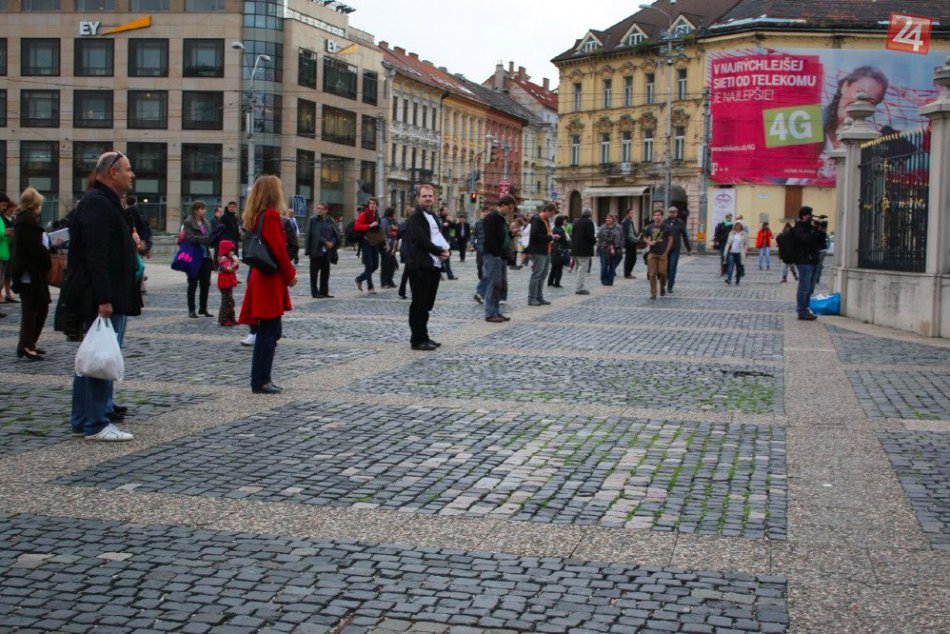Tichý protest pred prezidentským palácom