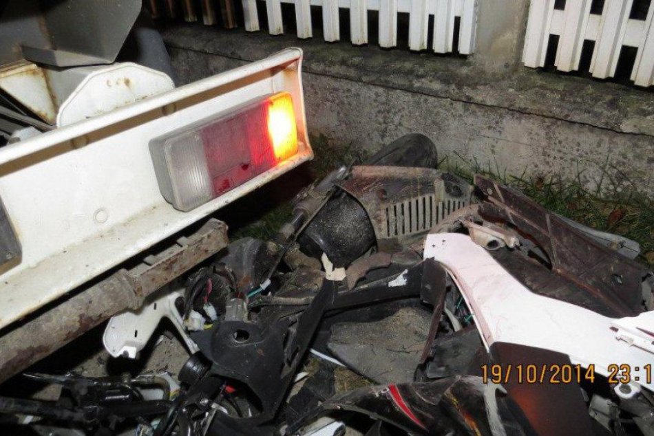 Motorkár skončil v nemocnici po náraze do odstaveného auta