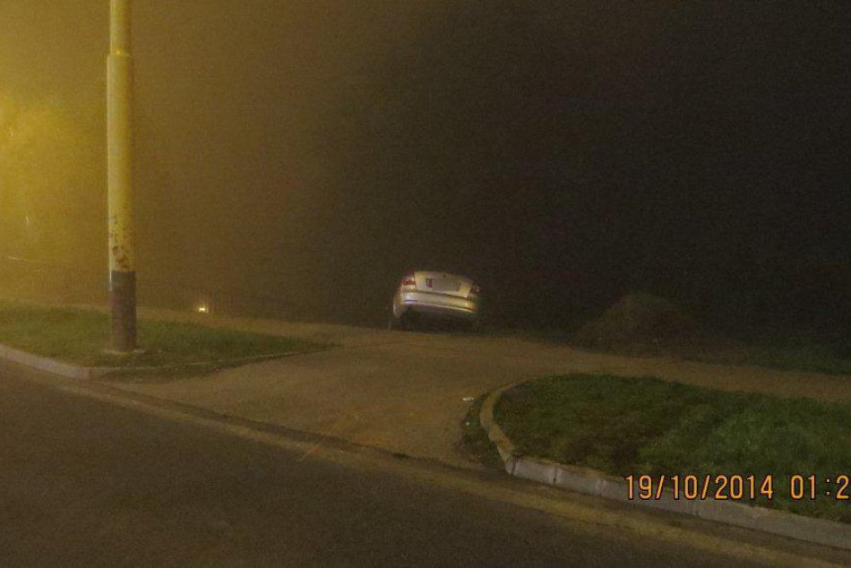 Mladík na sídlisku Hájik nabúral do betónových zábran, zábery z miesta!