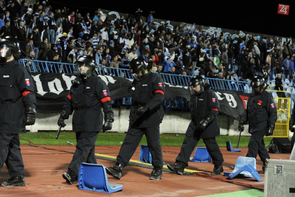 Výtržnosti fanúšikov Sparty prerušili zápas na Slovane