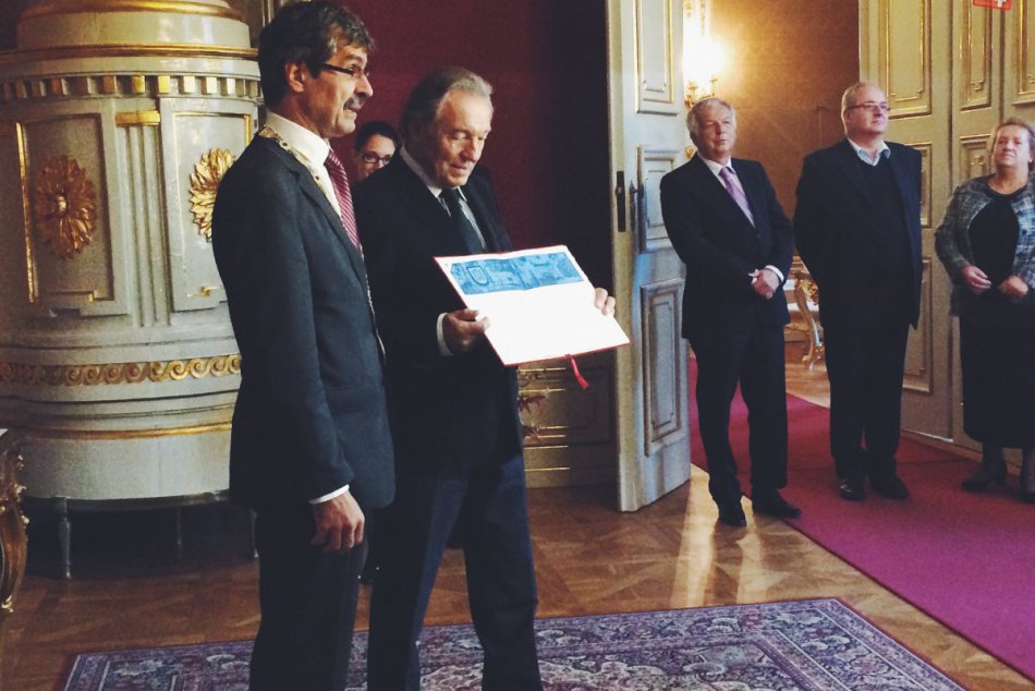Nový Bratislavčan: Karel Gott prijal listinu čestného občianstva