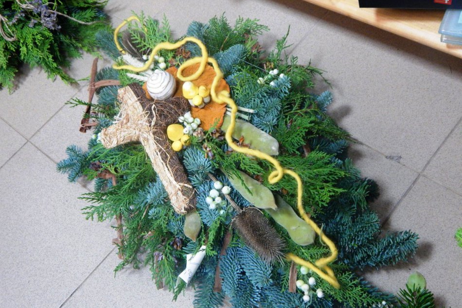 Dušičkový zhon v Žiari: Predajcovia lákajú na živé vence aj diela zo sušiny