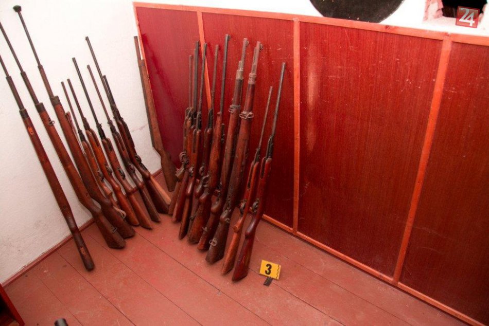 Žilinský kriminalisti našli obrovské množstvo nelegálych zbralí