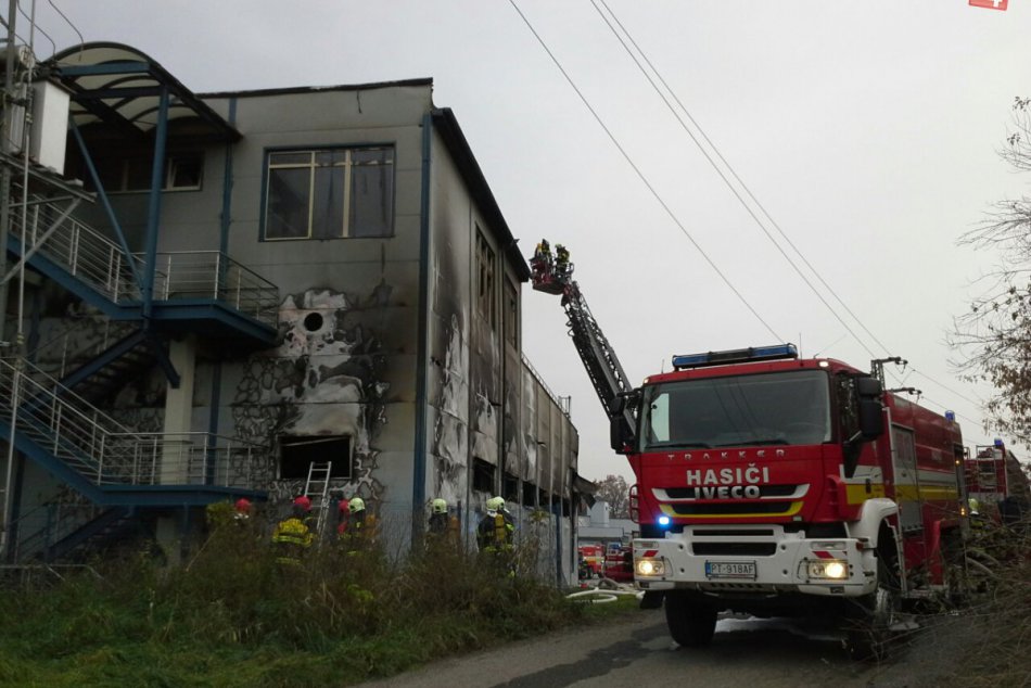 Zábery priamo z miesta ničivého požiaru fabriky