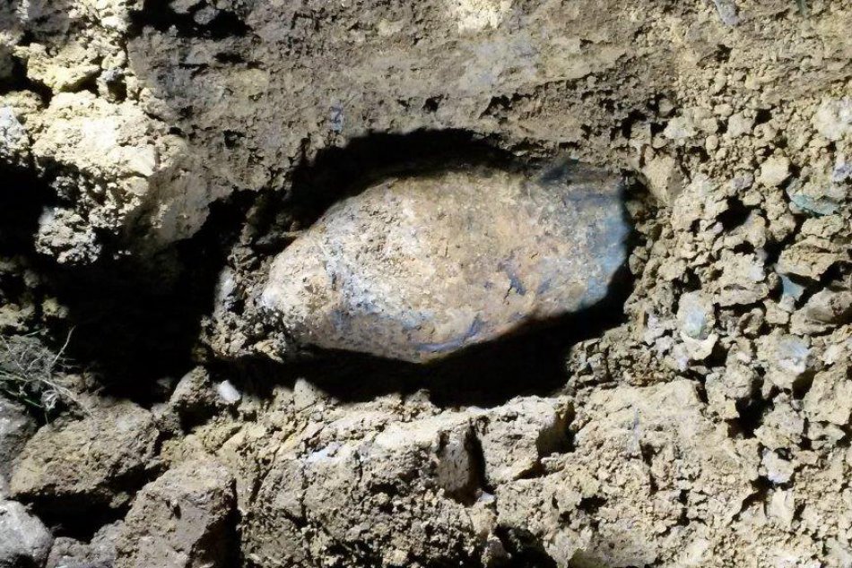Muž (58) s traktorom narazil na 100-kilovú bombu!