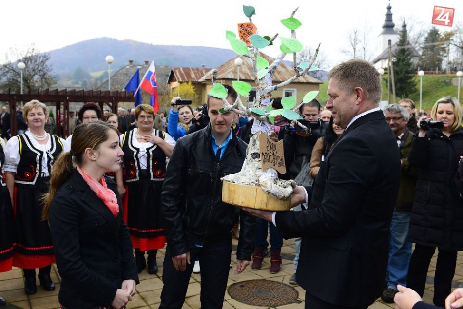 V Ubli mali rušno. V kultúrnom dome rokovala vláda