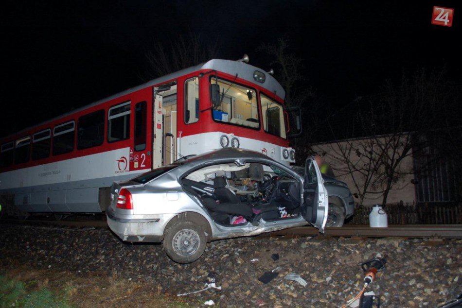 Vlak na železničnom priecestí vrazil do auta, v ktorom sa viezli malé deti
