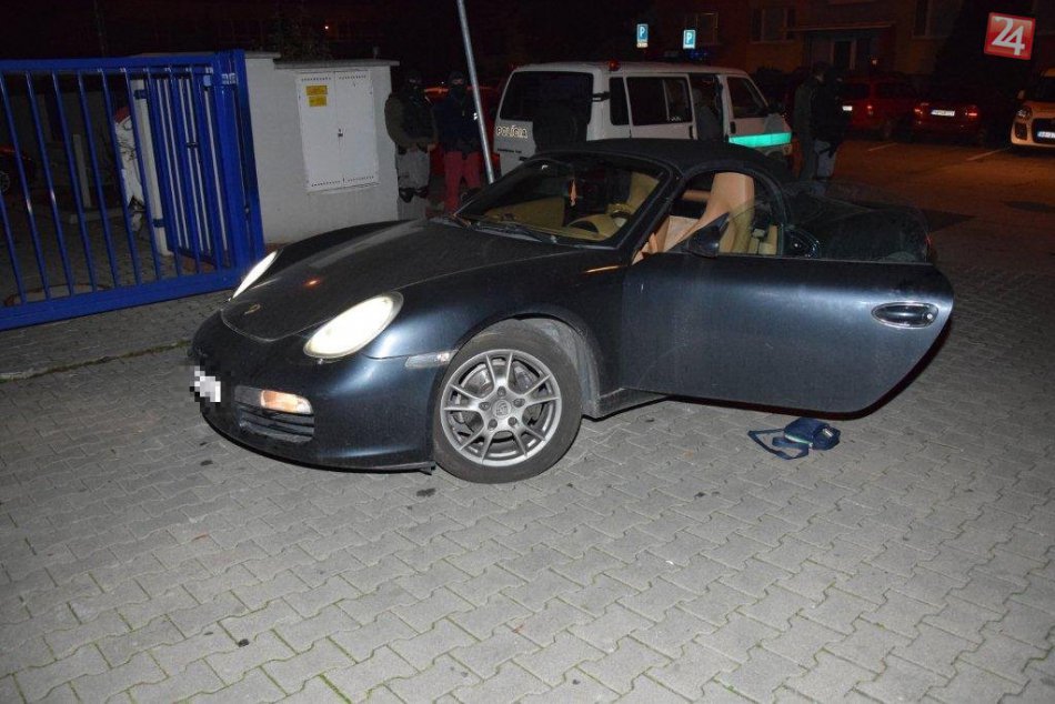 V Banskej Bystrici zasahovali kukláči: Prehľadali luxusné porsche