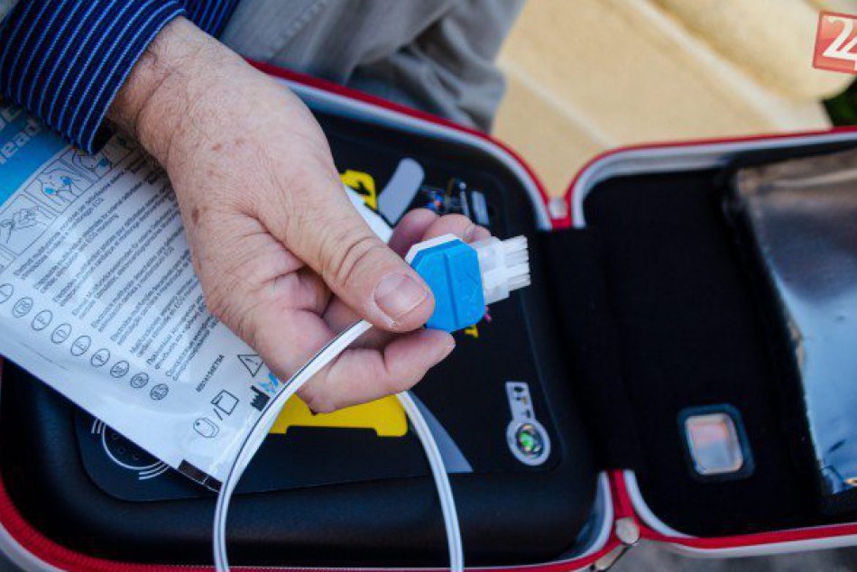 Automatický externý defibrilátor