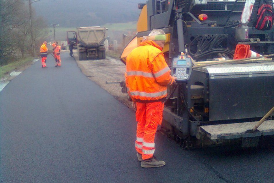 Vodiči sa môžu radovať, cesta sa už pýši novým asfaltom