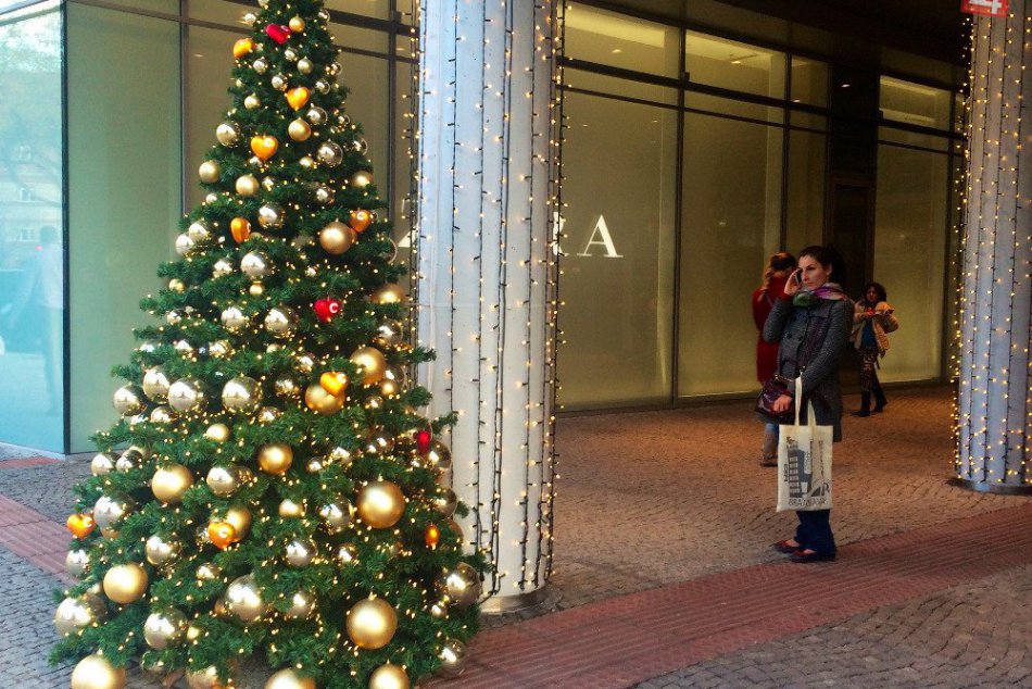 Vianočná výzdoba v nákupných centrách