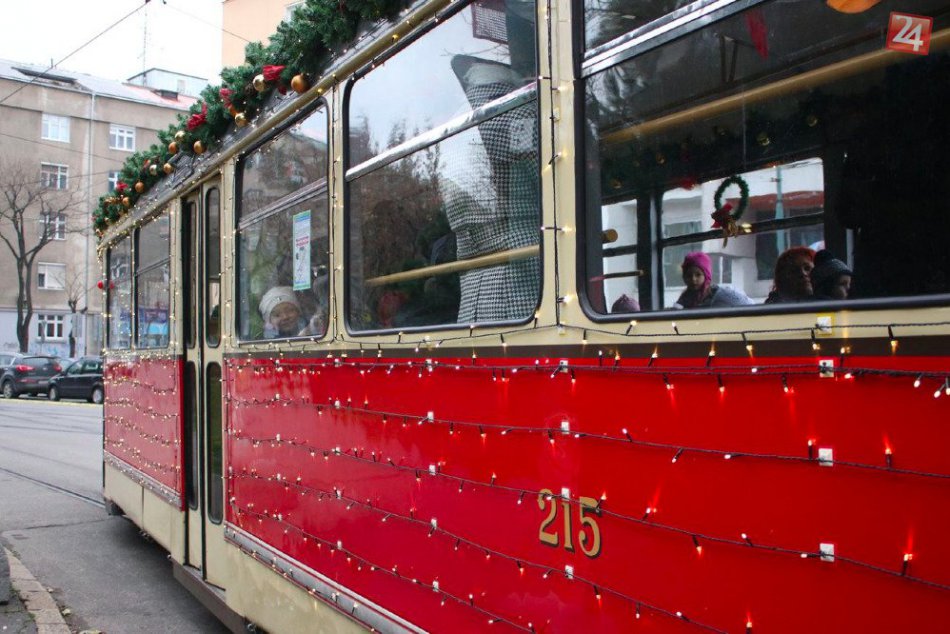 Vianočná električka vyštartovala do ulíc