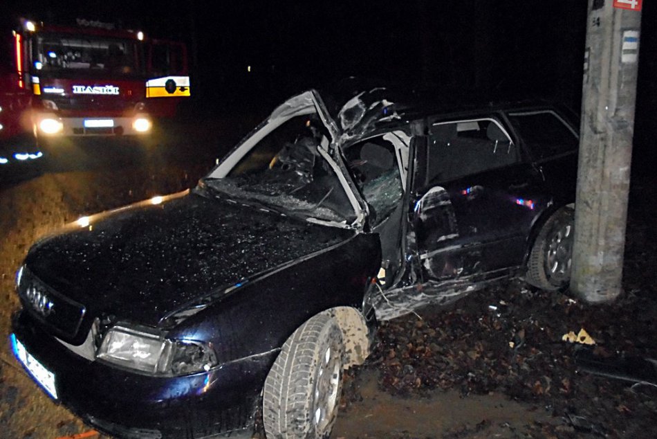 Audina za Rožňavou nabúrala do stĺpu, zábery z miesta nešťastia!