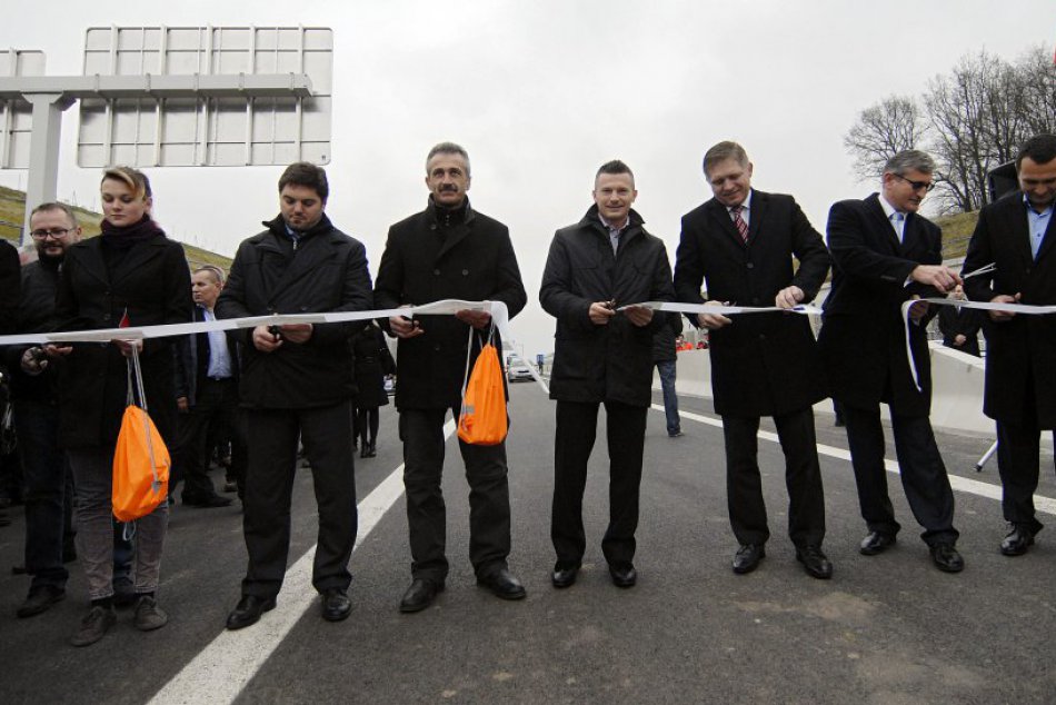 Obchvat Žiaru je od dneška funkčný: Pásku prišiel strihať aj Fico