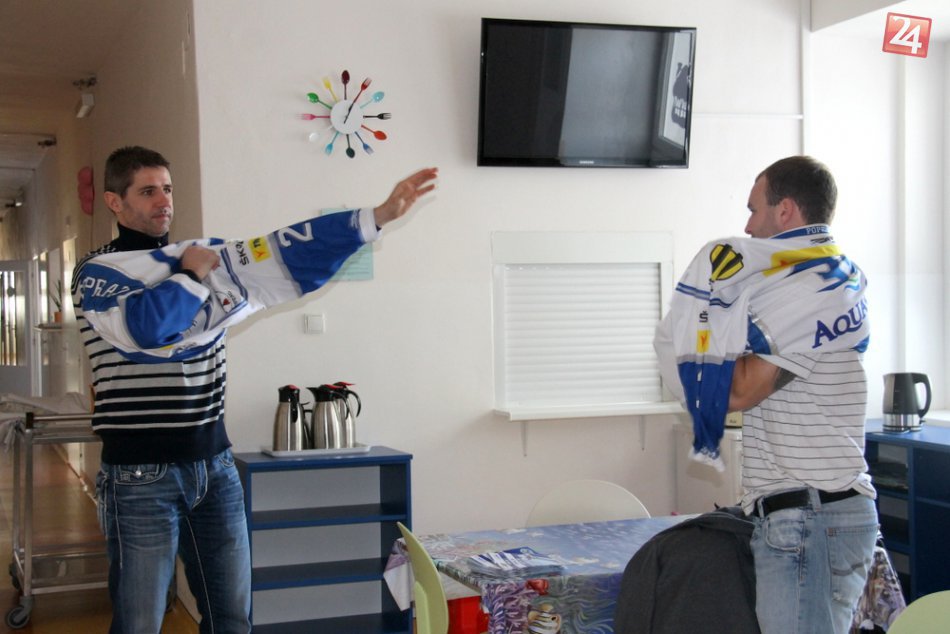 Hokejisti odovzdali deťom v nemocnici plyšové hračky