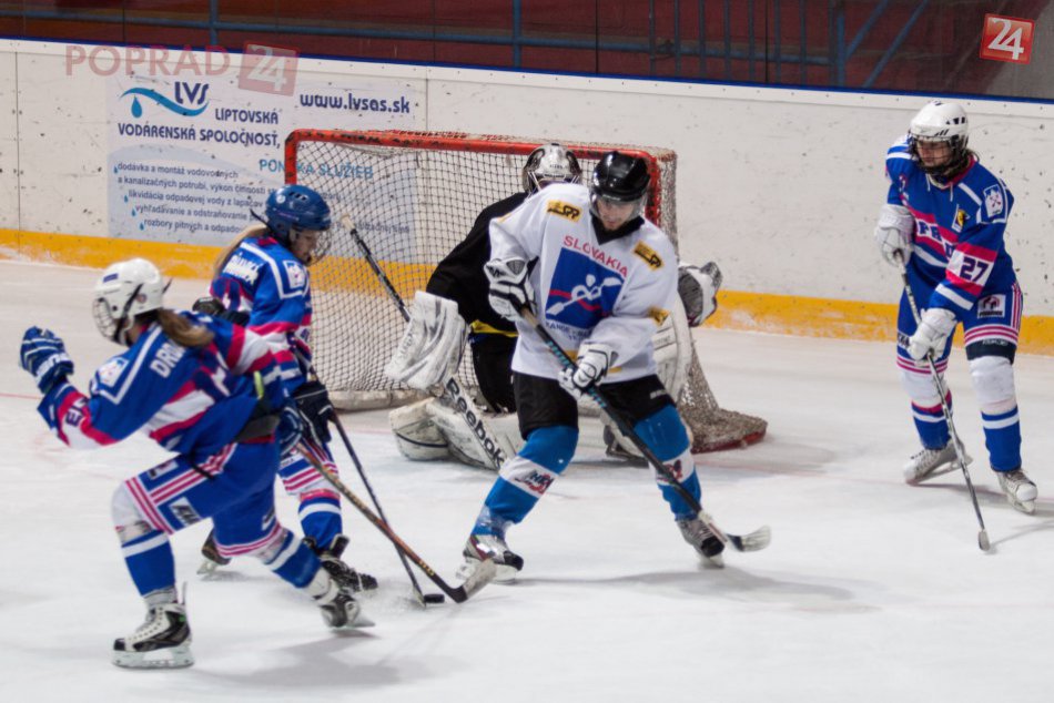 Takto si zahrali hokej vodní slalomári a popradské hokejistky