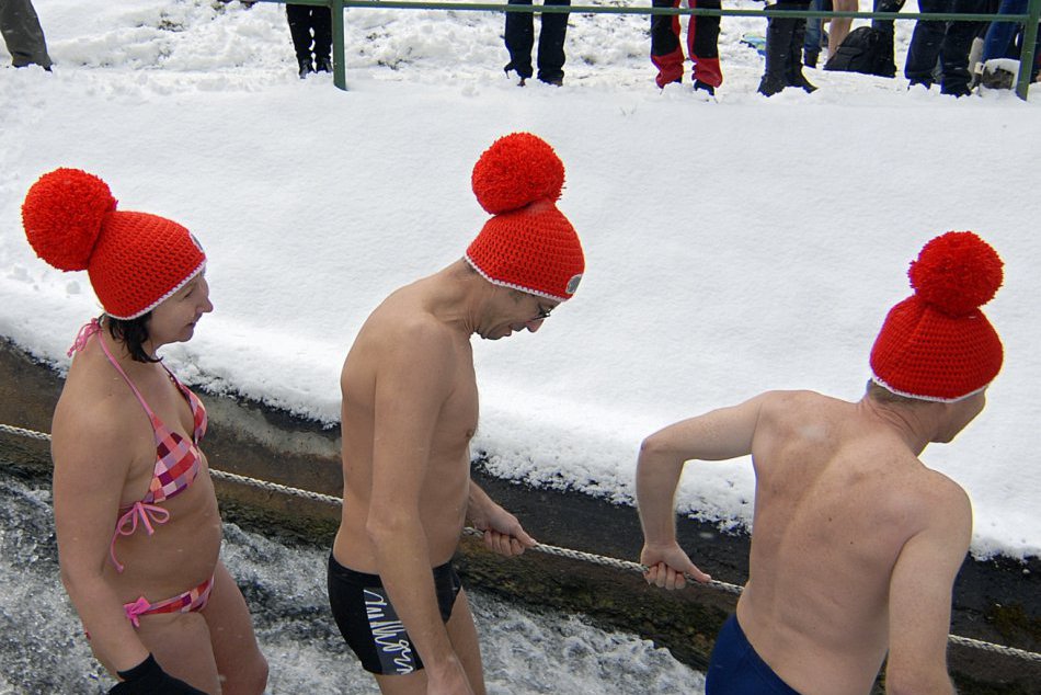 FOTO: Neďaleko Bystrice skončia desiatky ľudí v ľadovej vode