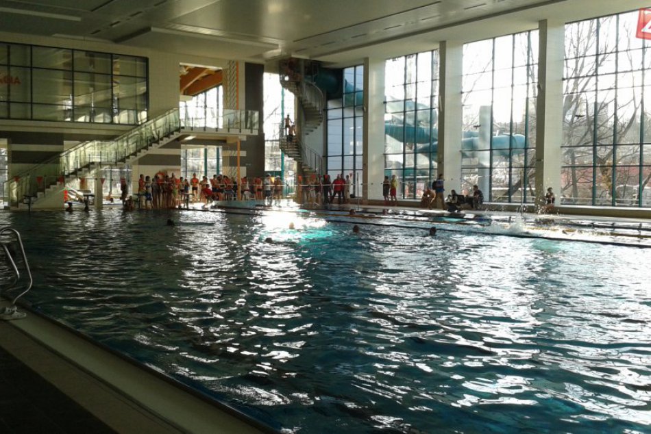 Bystrickú plaváreň zaplnili stovky športuchtivých ľudí