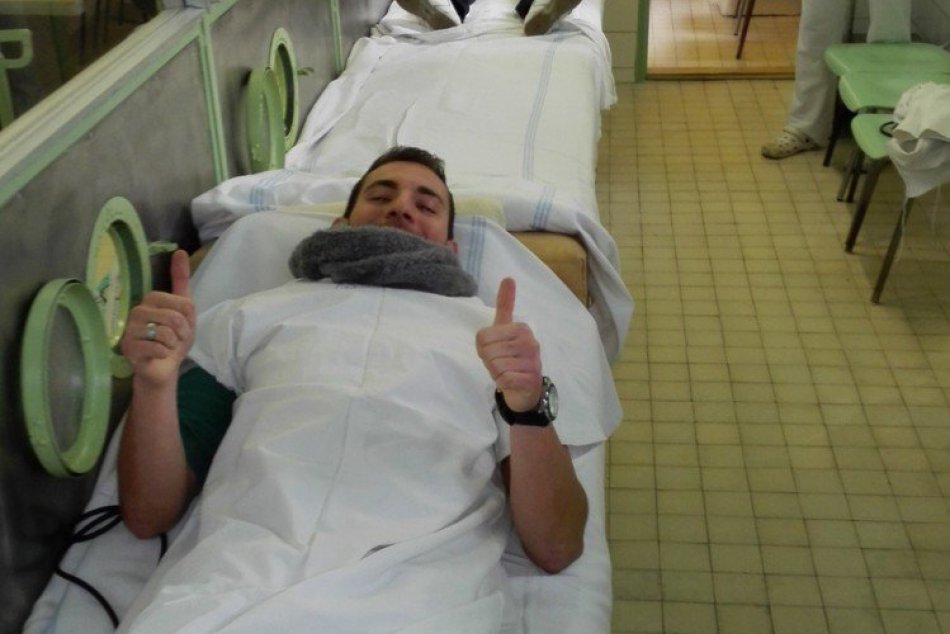 Futbalisti MFK Revúca zachytení objektívom pri ušľachtilom čine