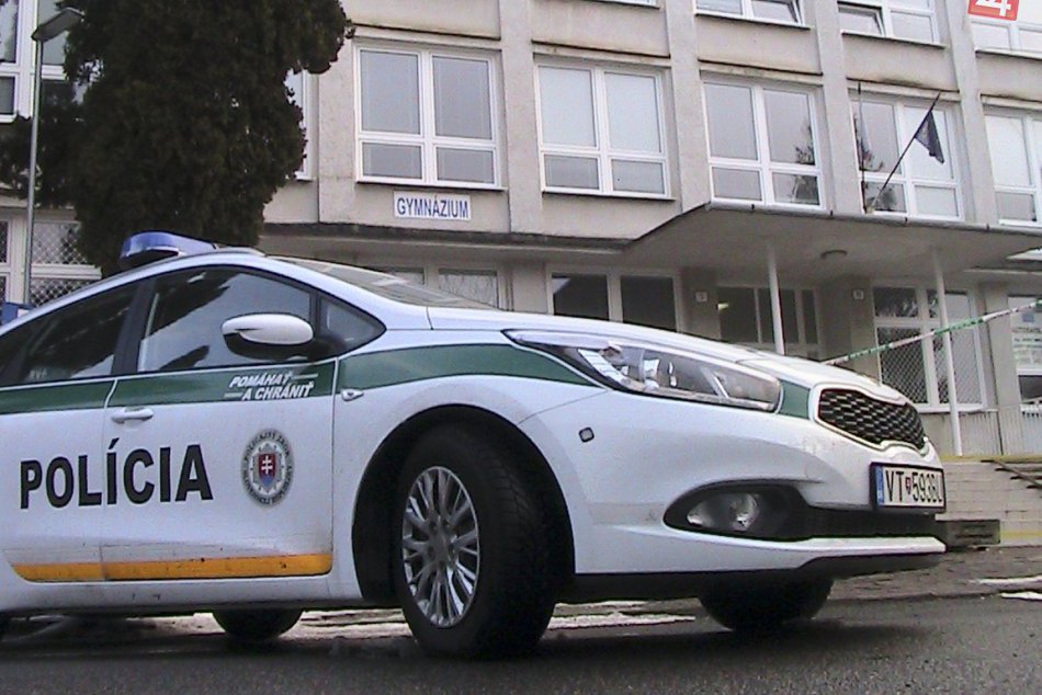 Muži zákona na nohách: Na OA a gymnáziu ohlásil anonym bombu