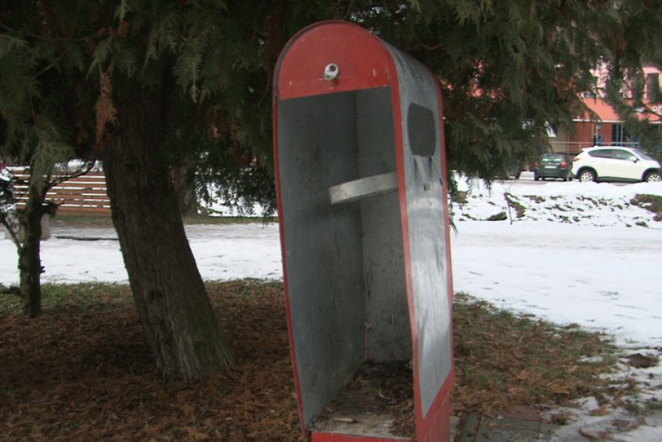 Takúto spúšť zanechal za sebou vandalský útok: Rozbité koše aj poškodená zastávk