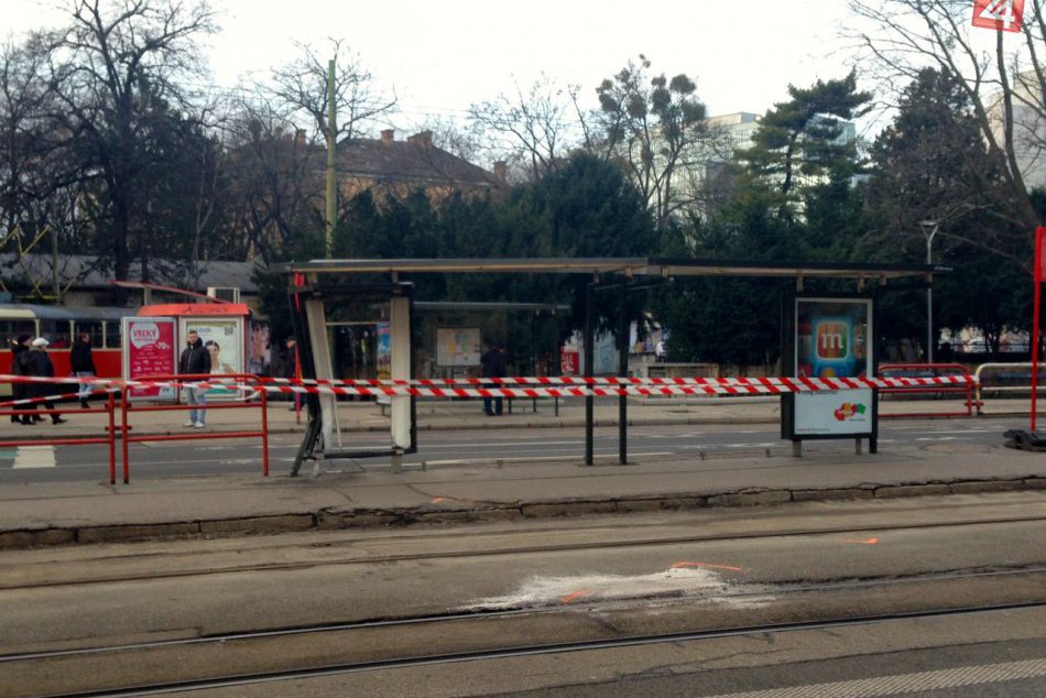 Zdemolovaná zastávka na Americkom námestí