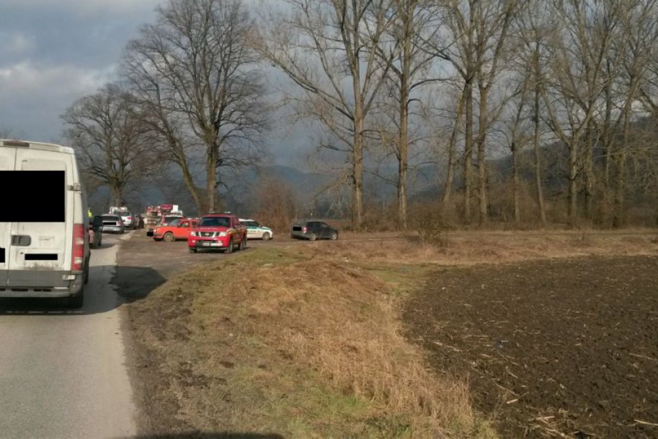 Auto vrazilo do stromu a začalo horieť. Zábery z miesta!