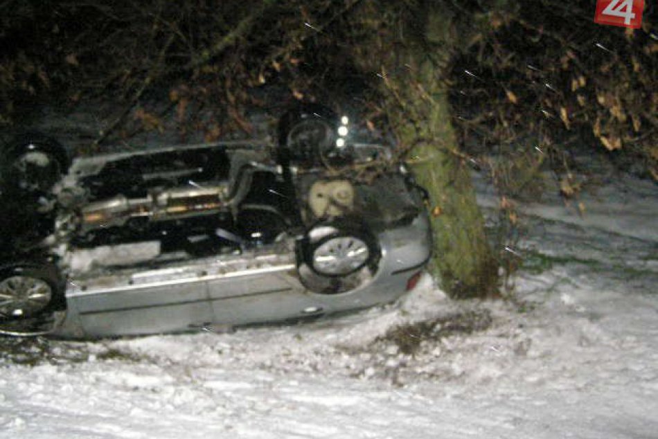 Jedno auto v priekope, druhé na streche: Hasiči sa nezastavili