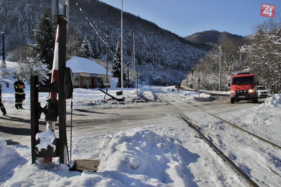 FOTO z miesta nehody: Vlak napálil do kamiónu!