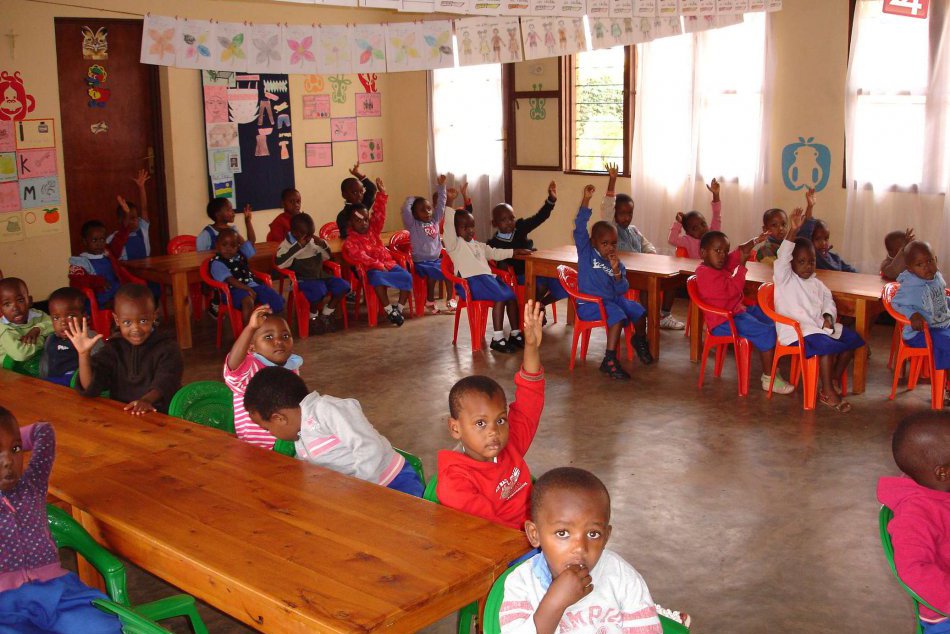 Africké deti pod vedením učiteľky zo Spišskej