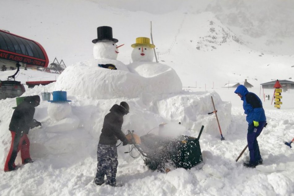 Na Skalnatom plese vyrástli mega snehuliaci