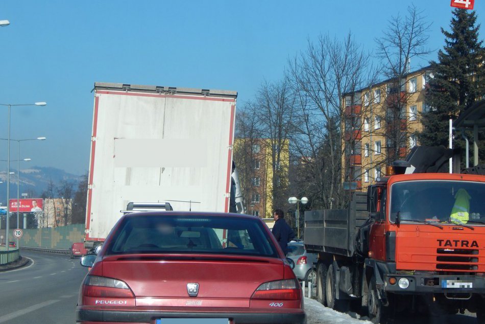 Kuriózna udalosť v Žiline: Do akcie museli povolať chlapov aj žeriav