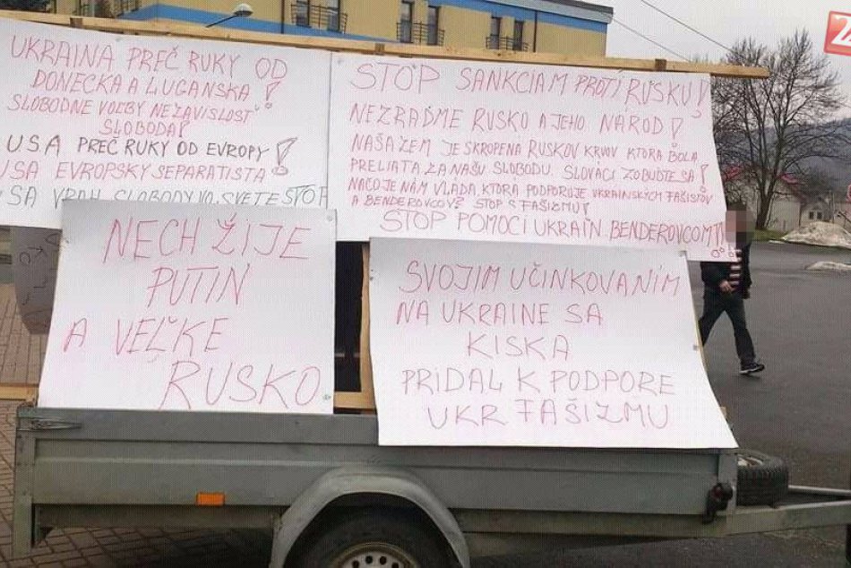 Auto na Zemplíne upútalo pozornosť: Vozík plný politických odkazov!