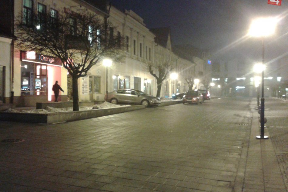 Poslanci chcú na námestie vrátiť autá