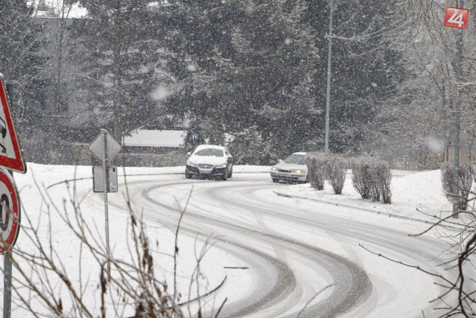 POZOR na poľadovicu v meste: Kolesá sa viacej šmýkali, ako krútili