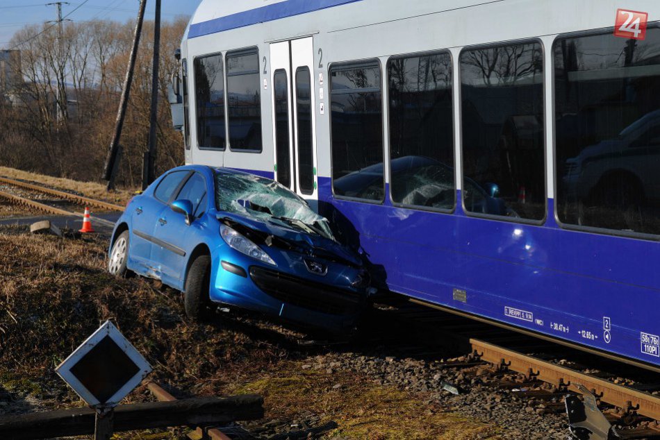 Na priecestí došlo k zrážke vlaku a auta: Prvé FOTKY priamo z miesta!