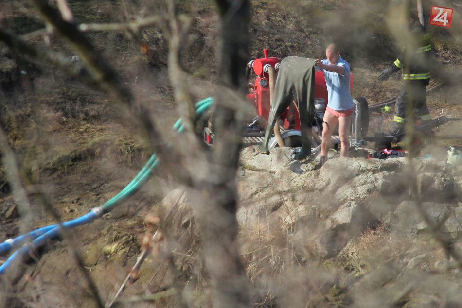 Odčerpávajú vodu zo Zoborského jazierka