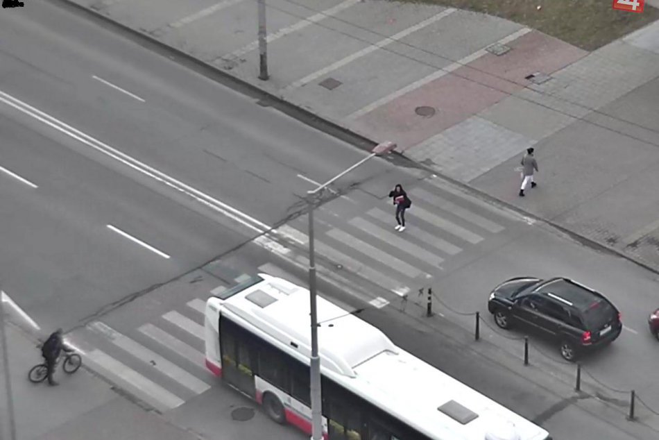 ZÁBERY Z KAMERY: Na priechode auto zrazilo mladú ženu