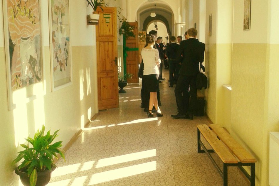 Stredoškolákom začali písomné skúšky dospelosti