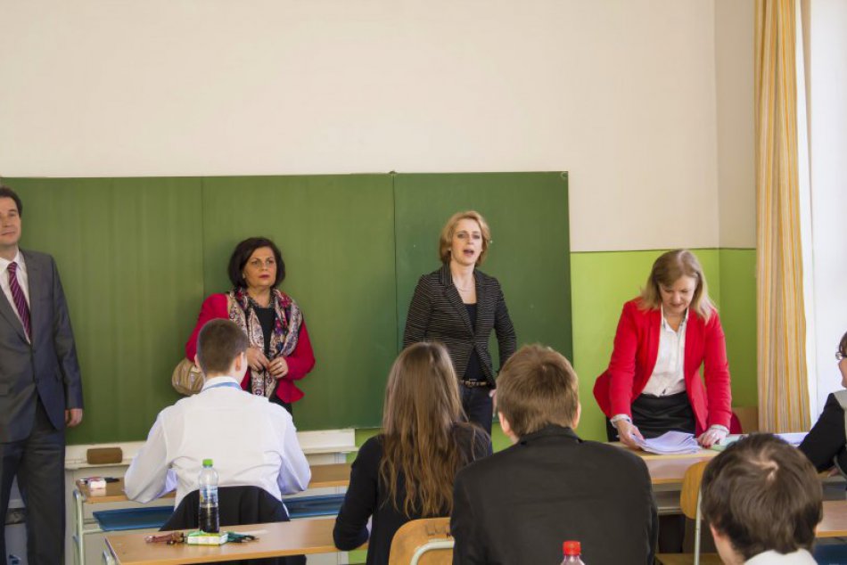 Študentov bilingválneho gymnázia čakali nevšedné maturity