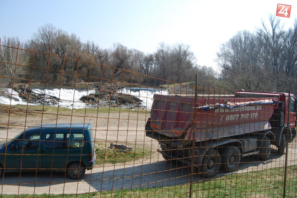 Práce na Zúgove v plnom prúde, okolo pozemku v noci vyrástol plot