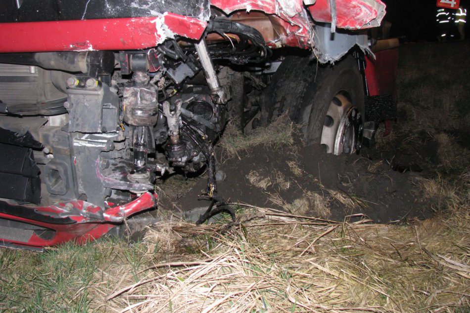 Vážna nehoda: Alfa Rómeo skončila v priekope