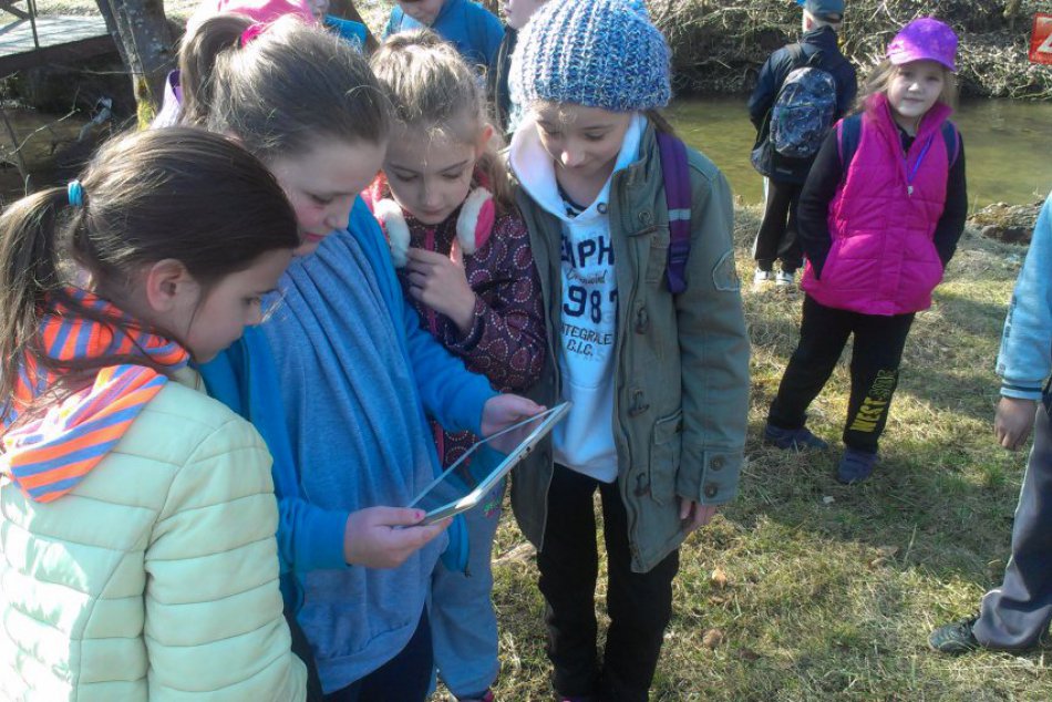 Revúcki žiaci na zážitkovom vyučovaní: Tabletmi skúmali vodu a jej význam