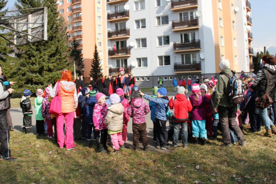 24. marca 2015: Súbor Ďumbier vynáša Murienu v spoločnosti mikulášskych škôlkaro