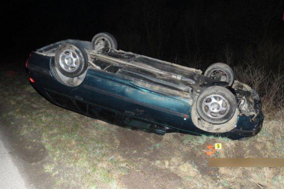 Auto pri Žiline narazilo do svahu, skončilo na streche!